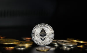 Биткоин и Ethereum на фоне графиков роста и падения альткоинов
