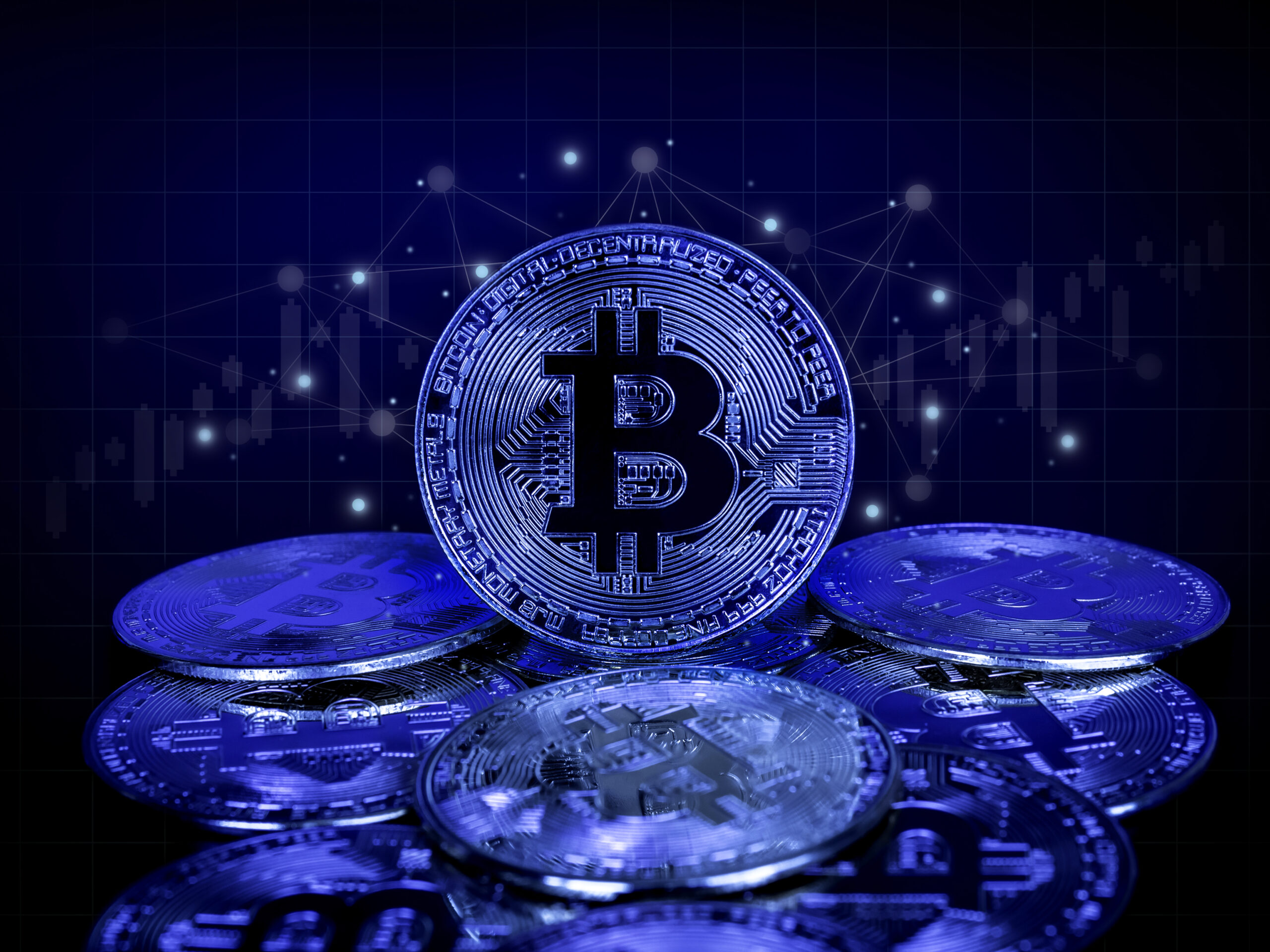 Биткоин вновь в фокусе: как доллар и золото влияют на крипторынок