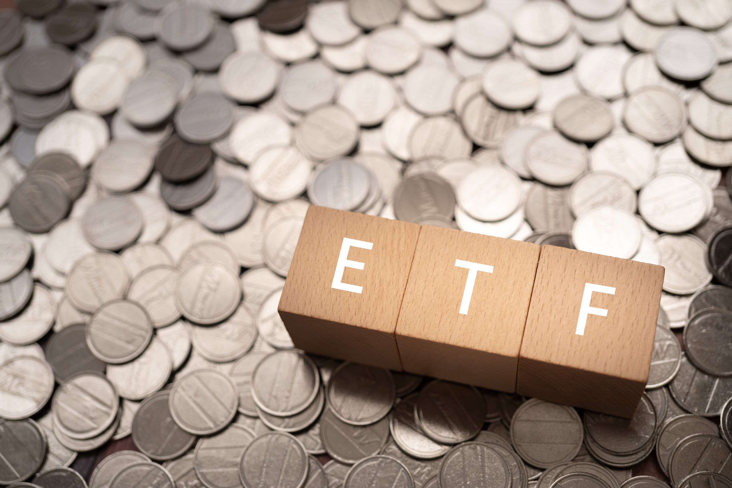 Рекордные притоки в биткоин-ETF на фоне охлаждения рынка деривативов