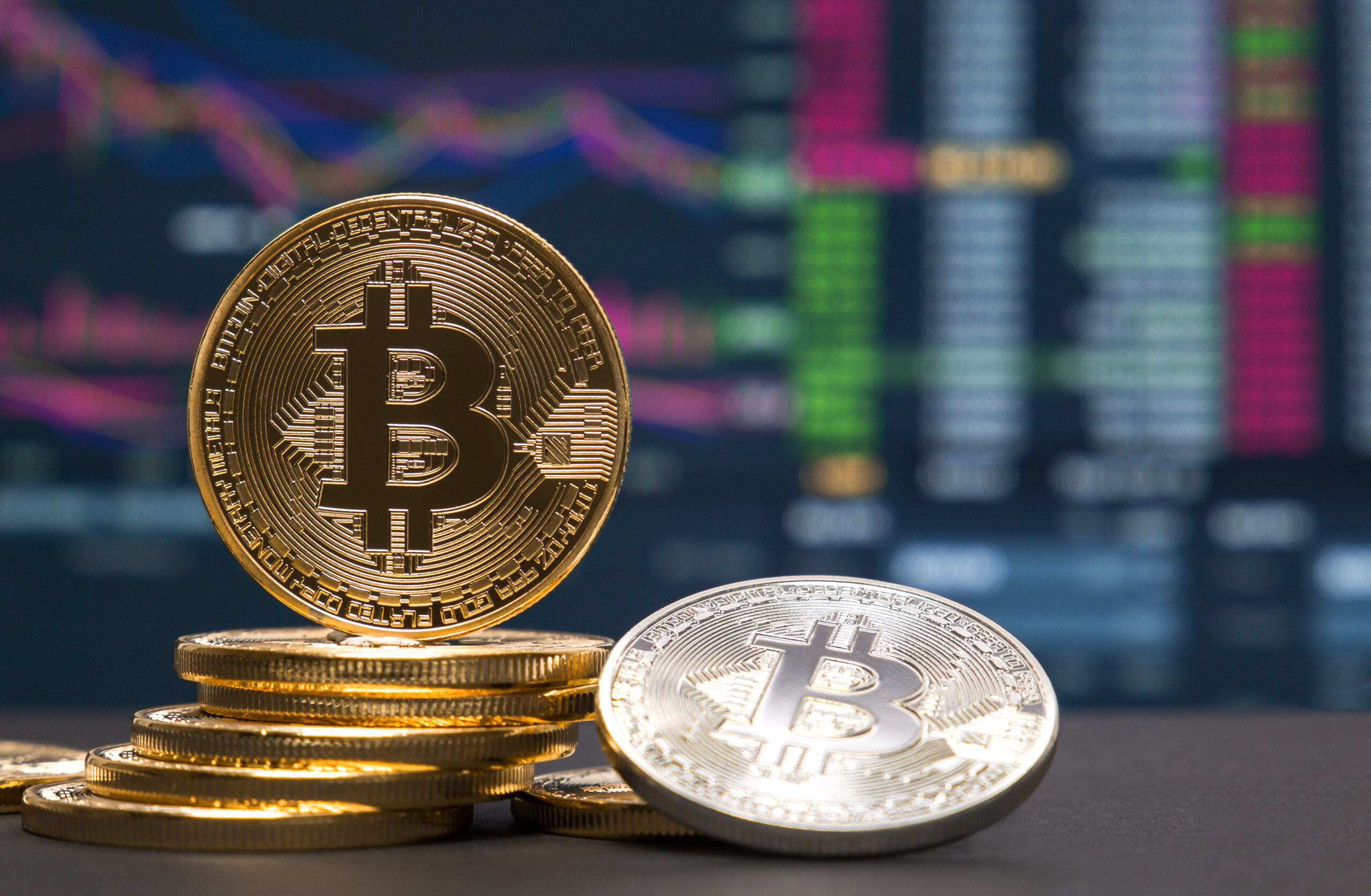 Киты на марше: смогут ли крупные держатели удержать биткоин выше $100 000?