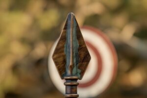 Логотип Robinhood на фоне цифровых активов