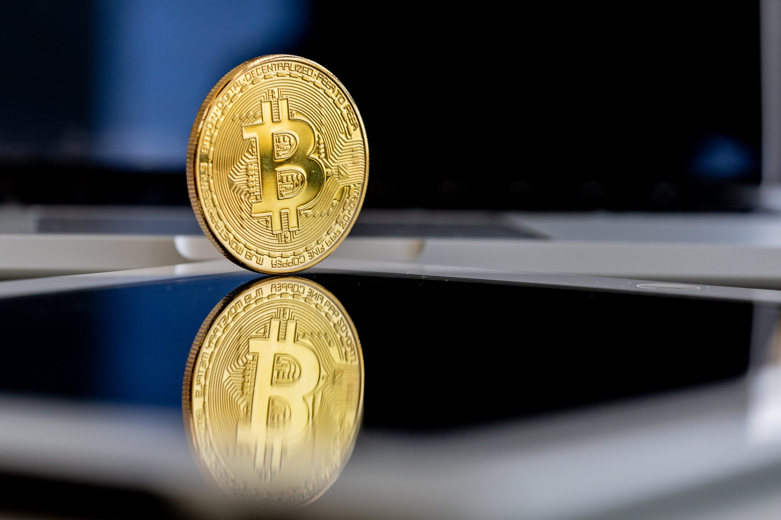 Цена биткоина достигла $106 900 и тестирует сопротивление на $108 000