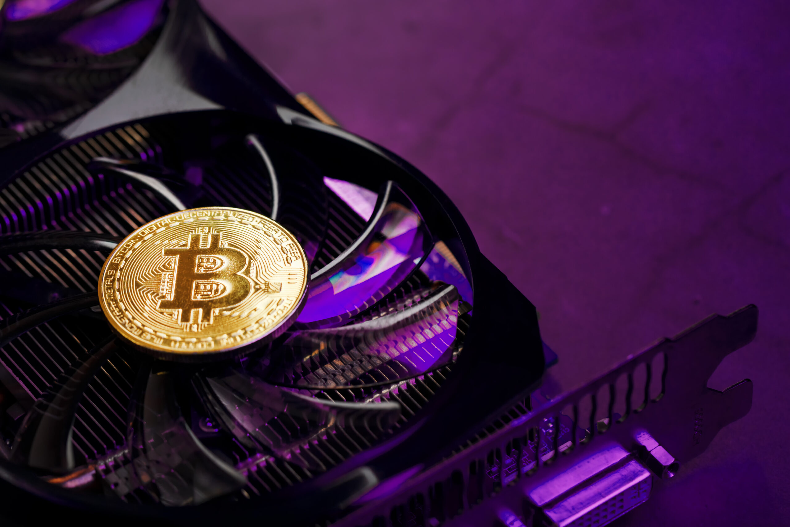 Майнеры сбрасывают BTC: сигнал к развороту или временная реакция на давление?