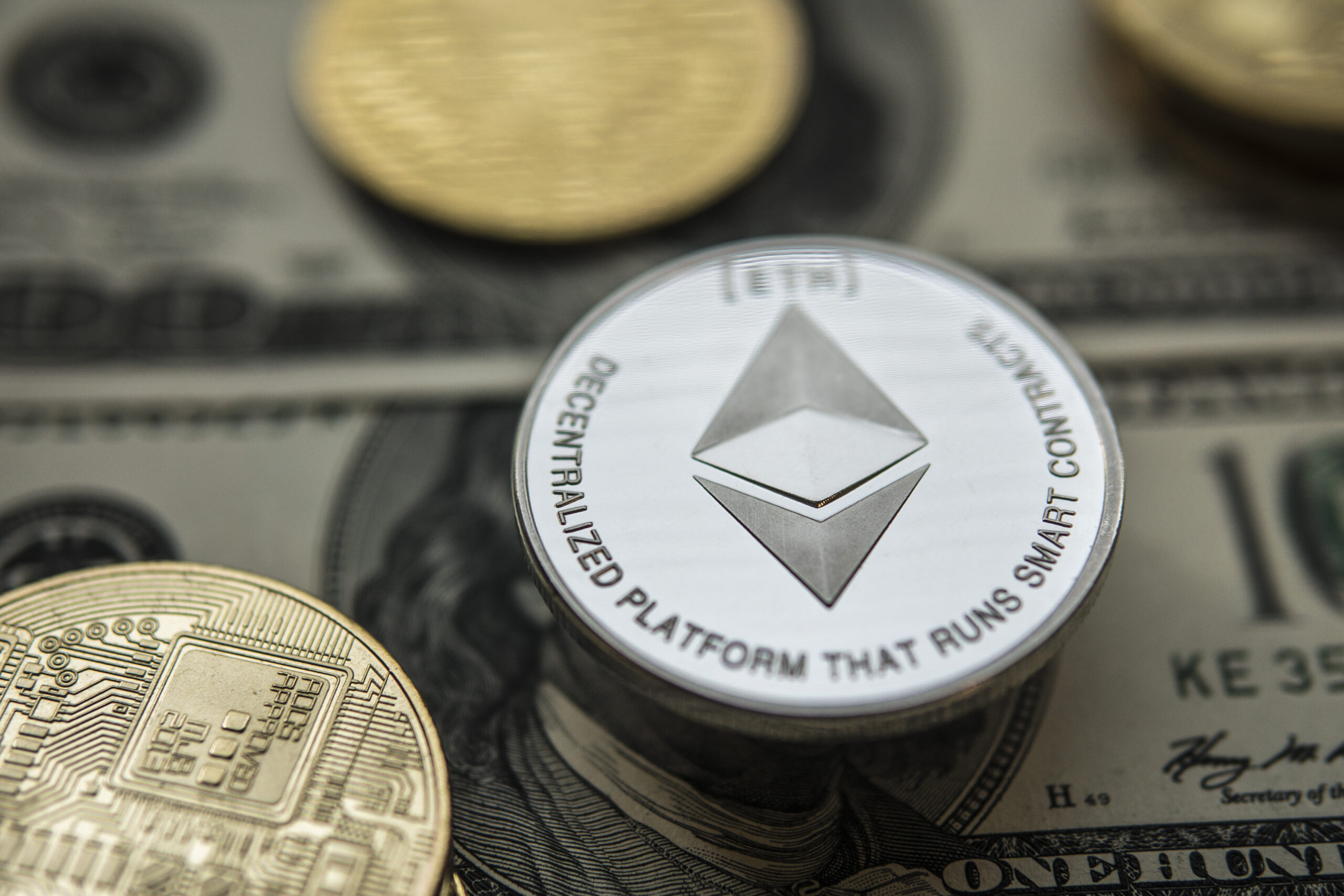 Ethereum снова выше $3 000: от мемов Трампа до притоков в ETF
