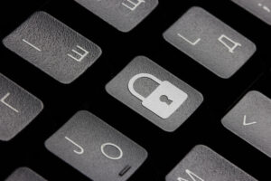 OKX блокирует аккаунты из-за ошибок в системе комплаенса