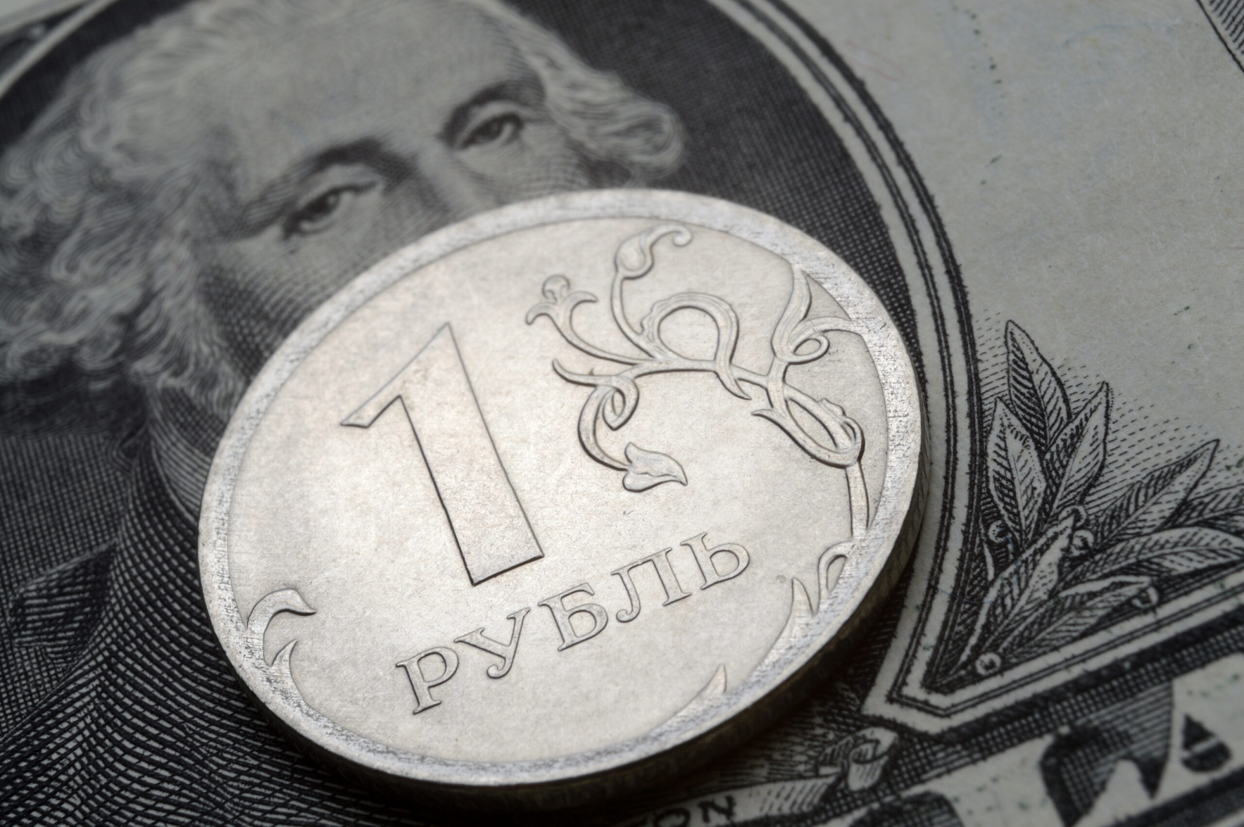 Доллар ниже 80: ЦБ зафиксировал укрепление рубля, но эксперты ждут волатильность
