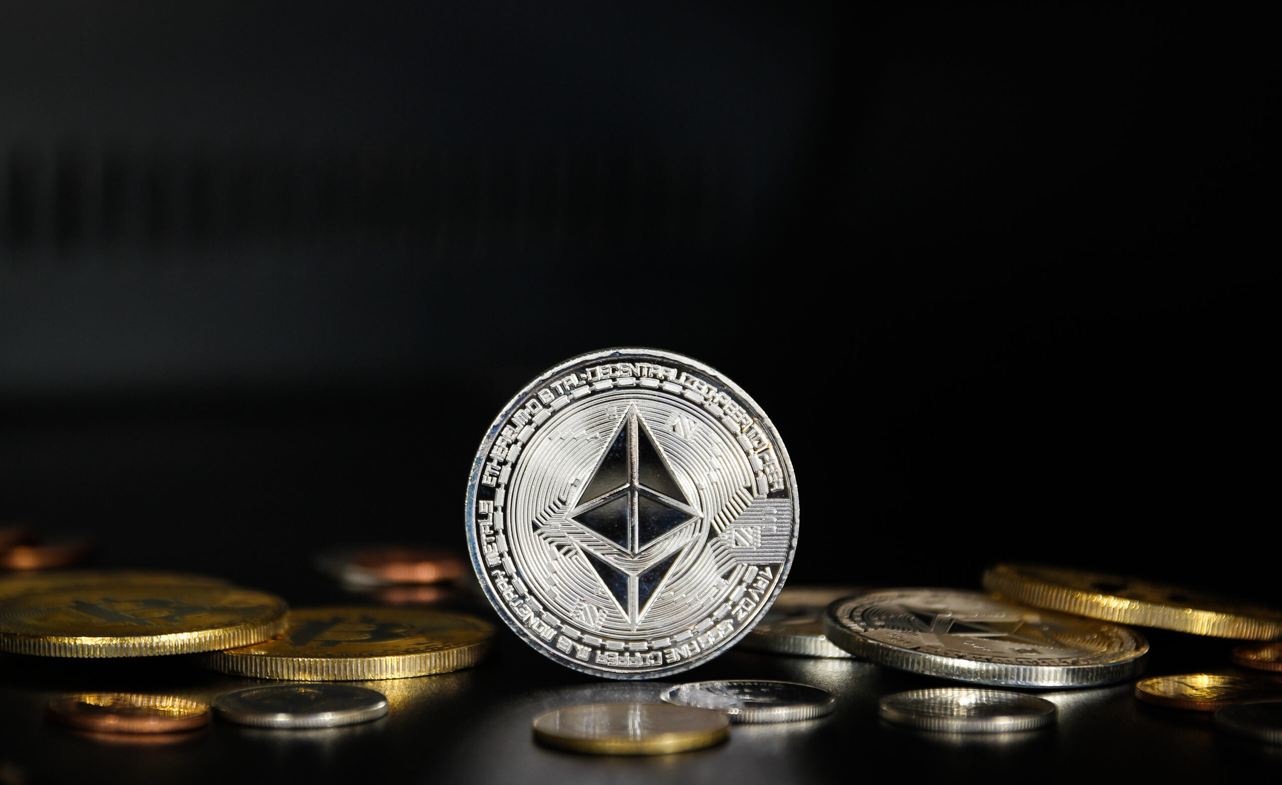Спящий кит вывел $1,1 млрд и перевернул рынок: BTC падает, ETH растёт