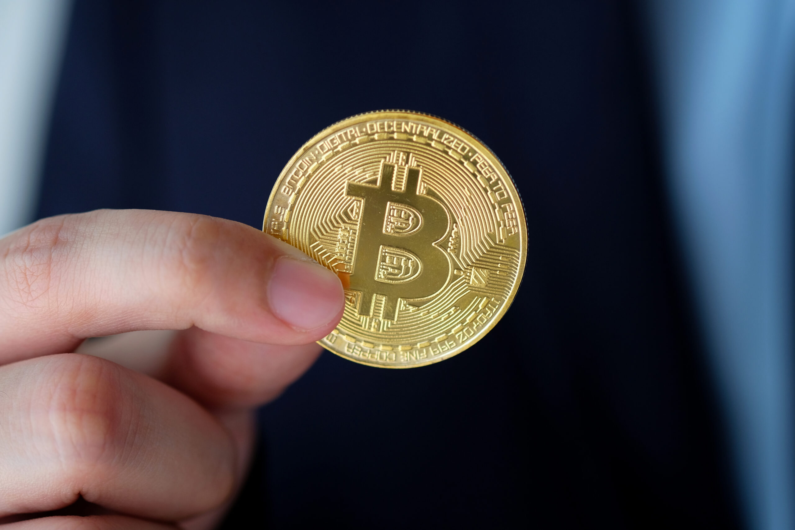 Акулы рынка купили 65 000 BTC: биткоин удерживается выше $115 000
