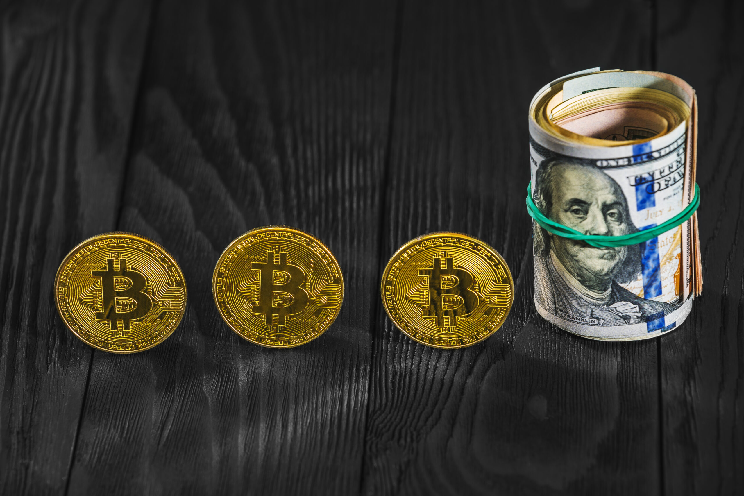 Биткоин у $115 700: оттоки с бирж и активность холдеров усиливают бычий сценарий
