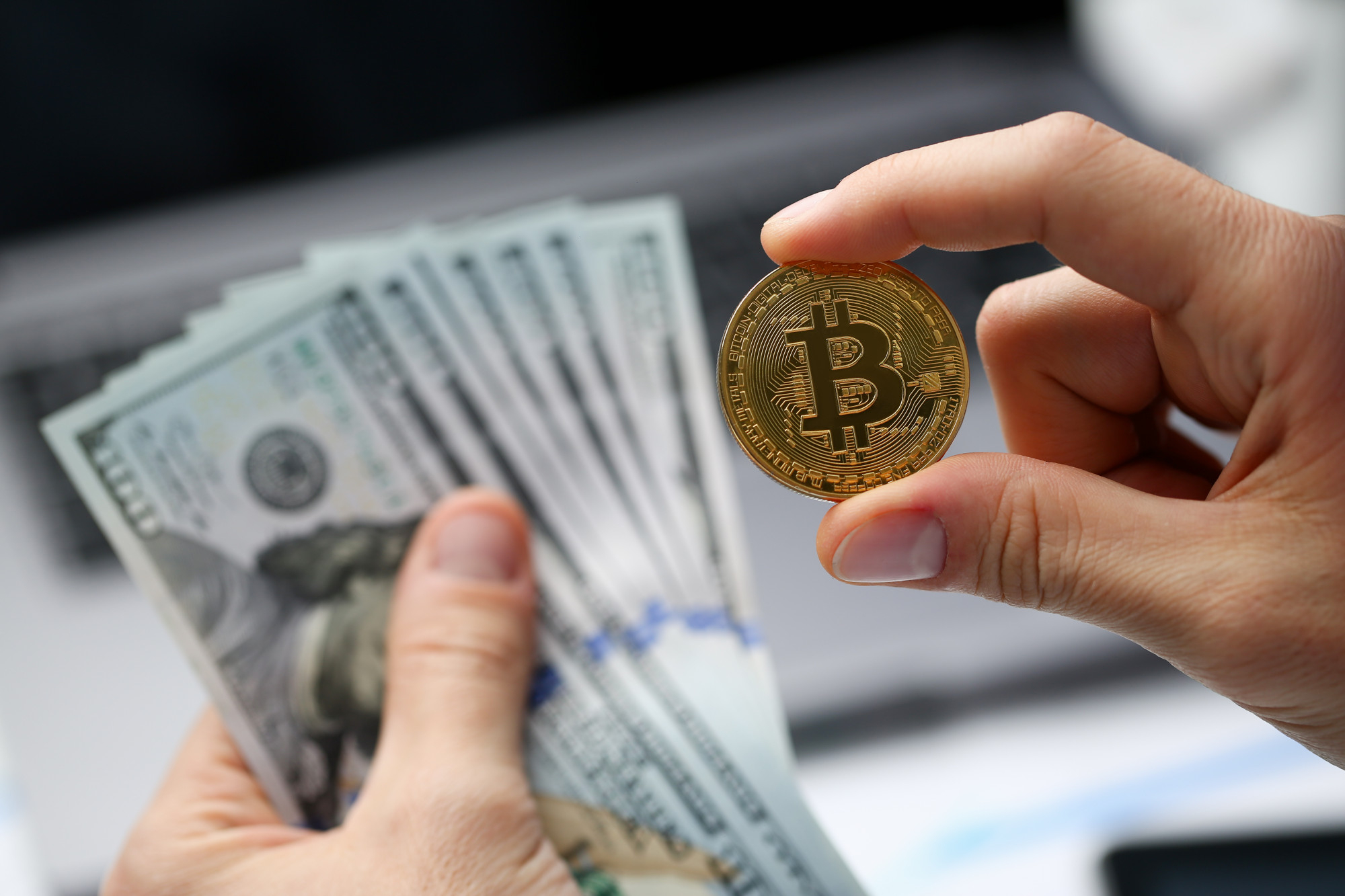 Внезапный рост: биткоин подорожал на $5 тыс., но инвесторы остаются в зоне страха