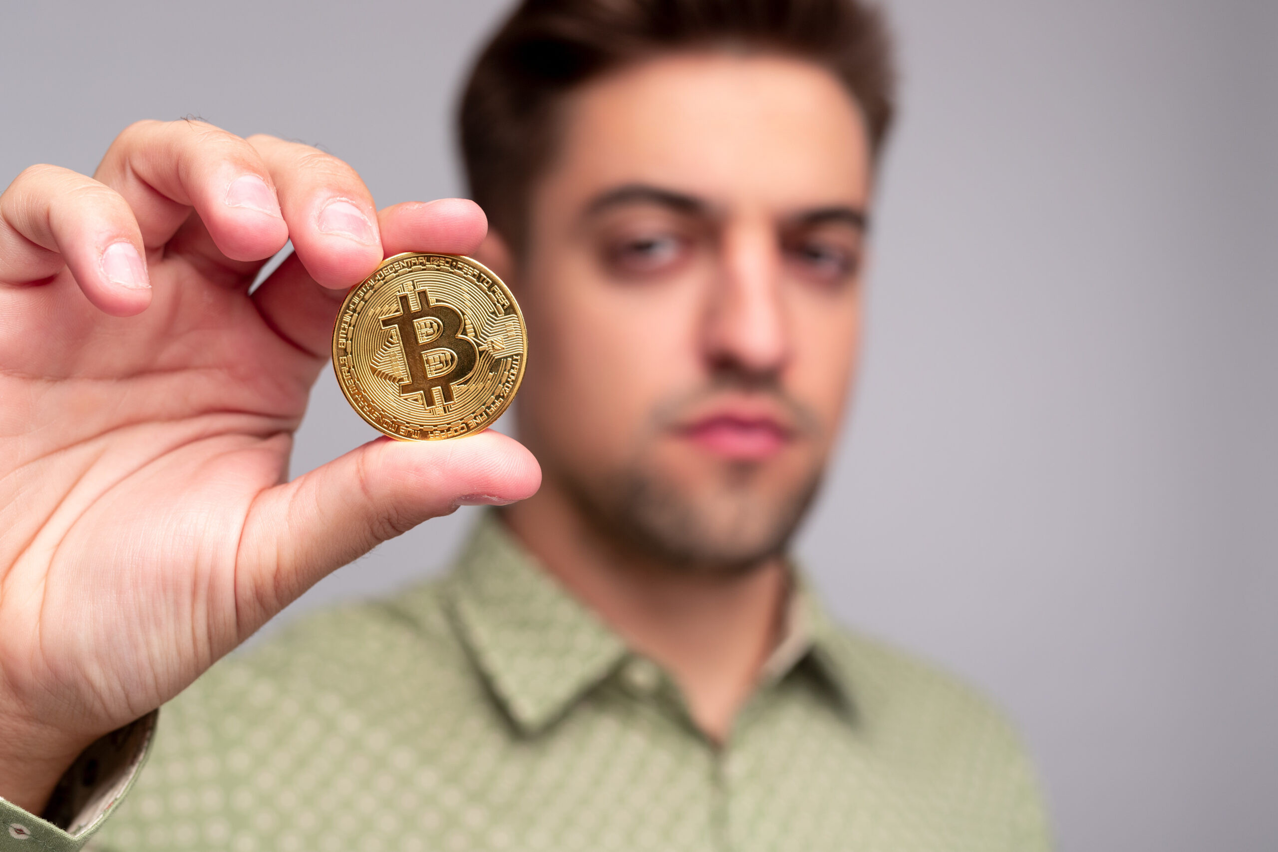 Переток капитала: падение золота усилило интерес к биткоину