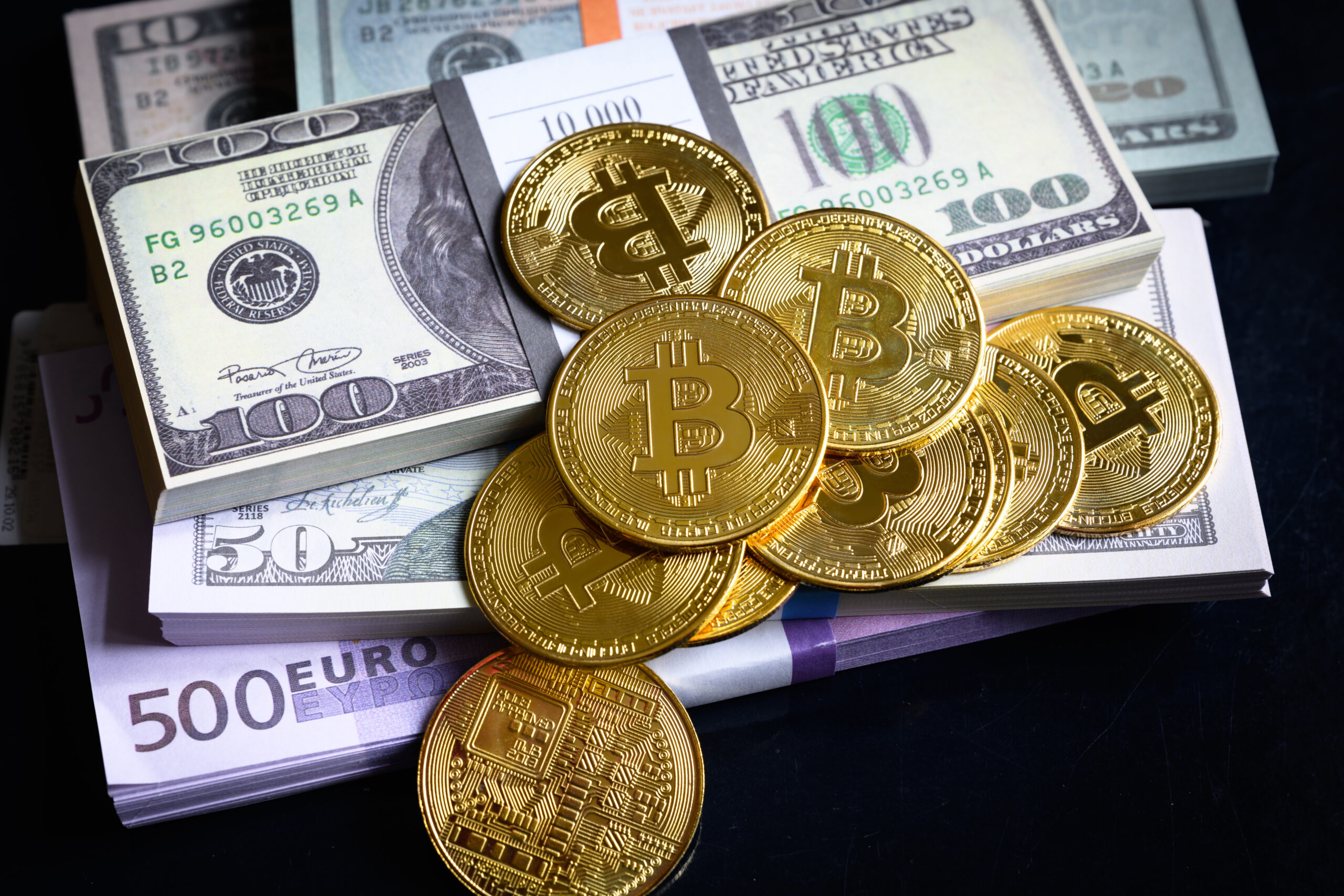Создатель биткоина потерял $40 млрд с падением цен. Сколько у него монет