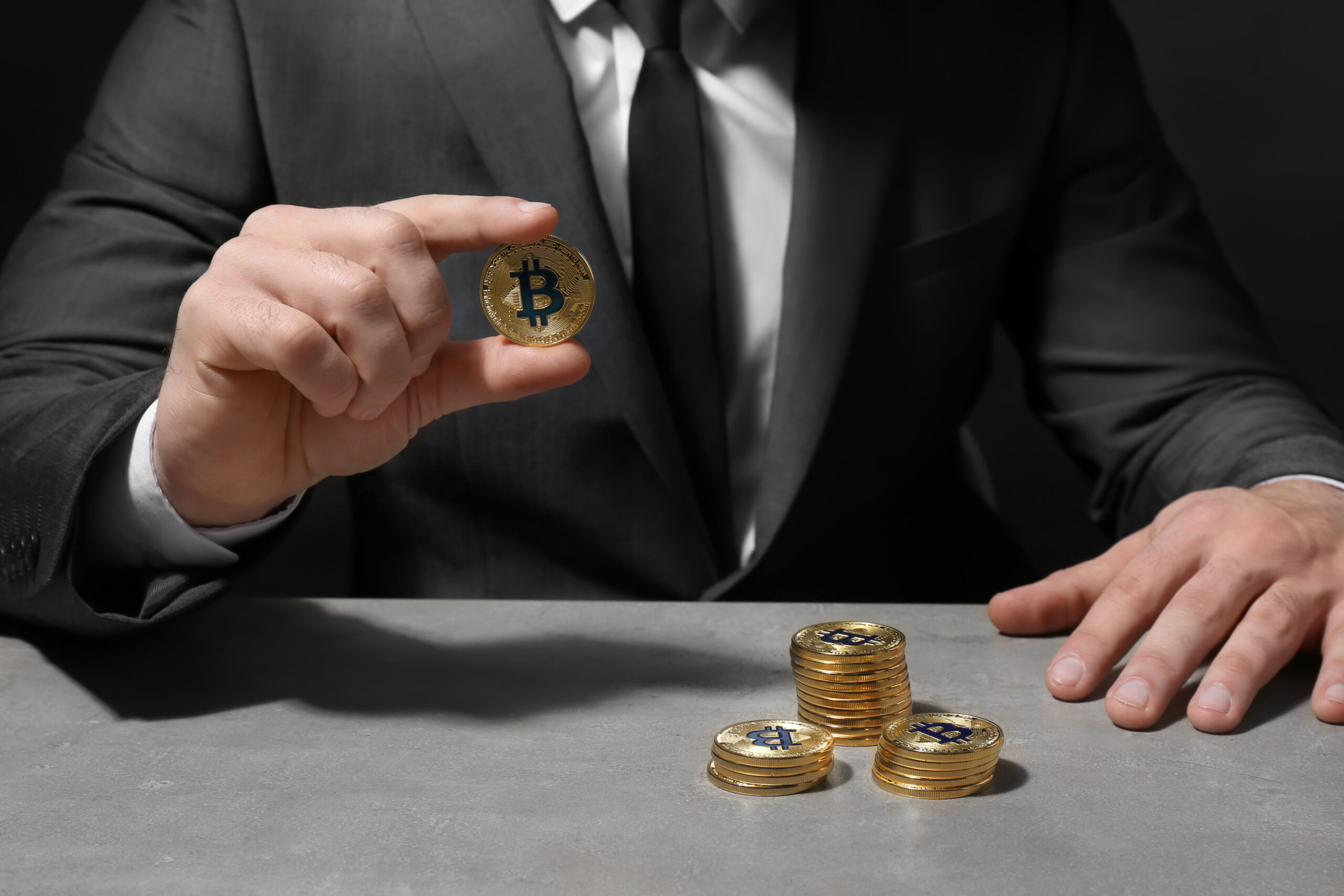 Капитуляция или дно? Биткоин-инвесторы зафиксировали рекордные убытки за три года
