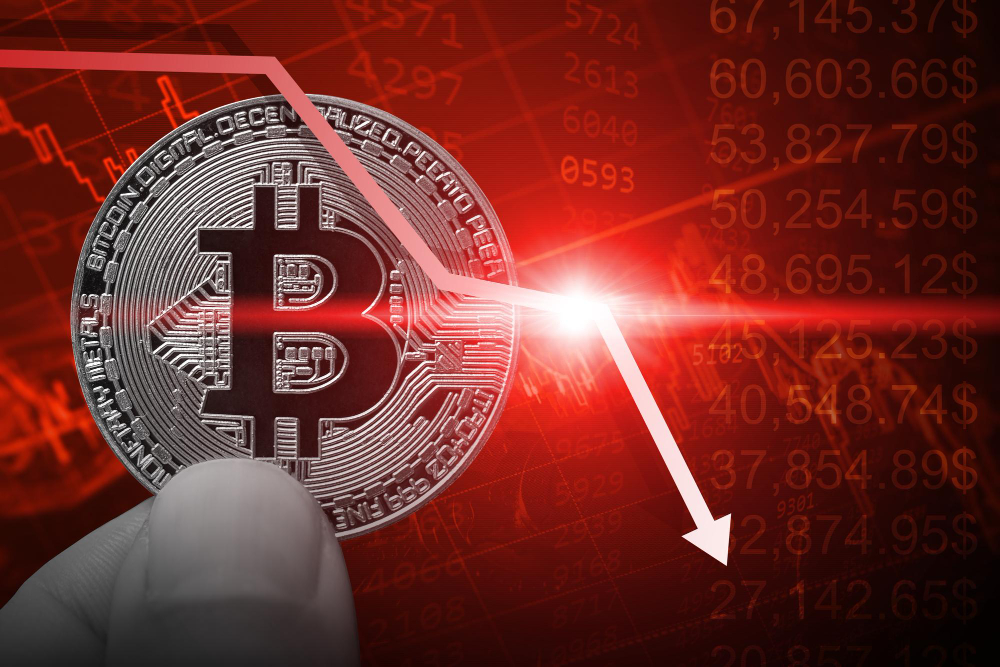 Bitcoin упал до $77K и ликвидировал $526 млн за час — крупнейший вынос за 3 месяца