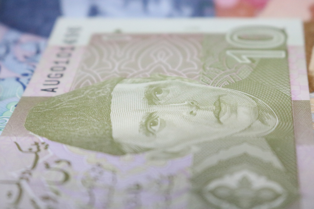 Обмен валюты в Грузии для туристов: где выгодный курс, наличные и карты в поездке — обложка гида Cryptium