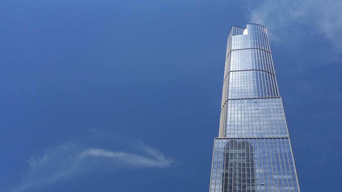 Стеклянная башня квартала Хадсон-Ярдс в Нью-Йорке на фоне неба — городе, где работает команда разработчиков Uniswap