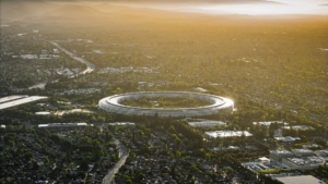 Кольцевое здание штаб-квартиры Apple в Купертино с высоты на закате — компания, чей магазин приложений месяцами не убирал подделку