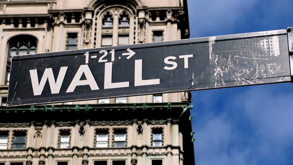 Уличная табличка Wall Street на фоне старого здания в Нижнем Манхэттене — квартал стал для Securitize первым после выхода на биржу